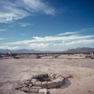 Tiryns. Haupthof des Palastes mit ausgemauerter Opfergrube, gegenüber Megaron. Links Bad