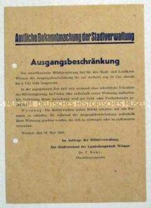 Amtliche Bekanntmachung der Stadtverwaltung von Weimar im Auftrag der us-amerikanischen Militärverwaltung zur Festsetzung einer Ausgangsbeschränkung