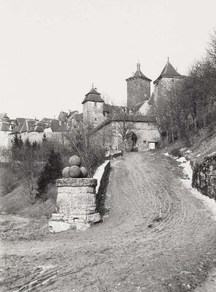 Rothenburg ob der Tauber, Kobolzeller Tor und Siebersturm. Feldseite mit Kobolzeller Steig von Südwesten