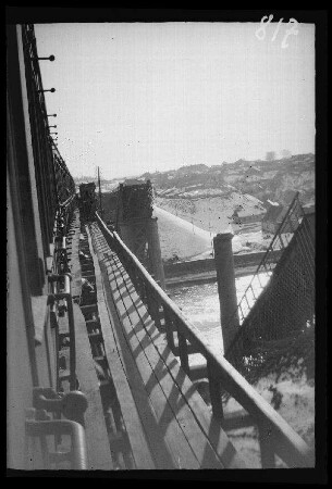 Grodno (=Hrodna, Weißrussland): zerstörter Teil einer Eisenbahnbrücke über einen Fluss (Neris?)