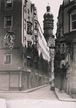 Innsbruck. Tirol. Österreich. Blick durch die Seilergasse zum, von 1442 bis 1450 im gotischen Stil, erbauten Stadtturm (Höhe 51 m)