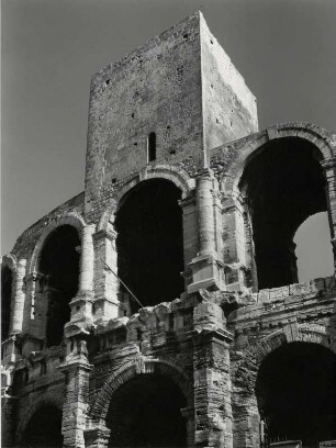 Turm und Bögen in der Arena von Arles