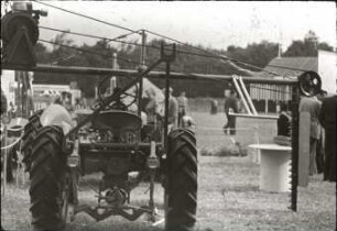 Fowler-Kettenschlepper mit Heckenschneider von Bomford