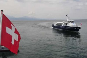Lausanne - Hafeneinfahrt : Ein Schnellboot, aus Frankreich kommend, fährt in den Hafen Ouchy. Aufgenommen in Lausanne am 19. Mai 2010