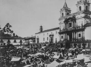 Marktplatz in Quito : Markttreiben auf dem Vorplatz der St. Francisco Kirche in Quito