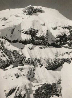 Rumänien. Bucegi-Gebirge. Verschneite Felswand am Omul-Gipfel (2505 m)