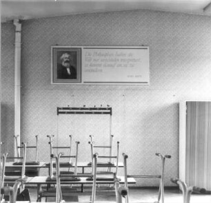 Heidenau, Pirnaer Straße. Betriebsberufsschule "Siegfried Rädel". Klassenraum im Obergeschoß mit Bild und Spruch von Karl Marx an der Wand