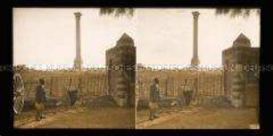 Pompeiussäule, römische Triumphsäule, mit Mann im Vordergrund