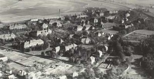 Arnsdorf. Ortsteilansicht mit Landes-Heil- und Pflegeanstalt Arnsdorf (Sächsisches Krankenhaus für Psychiatrie und Neurologie). Luftbild-Schrägaufnahme von Westen