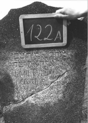 Grabstein 122 (Index: 100114155) Material: Kalkstein Zustand: gebrochen und repariert mit Textverlust Maße HxBxT: 136x56x16 cm Beschreibung: sich nach oben verbreiternde Stele, Sockel, Vorhangbogenabschluß mit Eckakroteren: Grabstein 122A