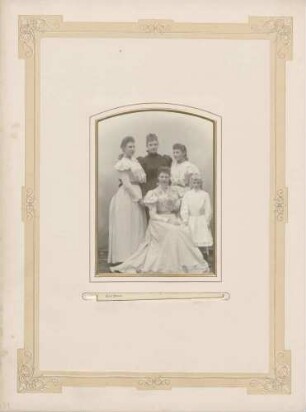 Königin Louise von Schweden-Norwegen mit ihren vier Töchtern