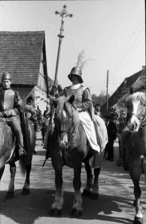 Freiburg; St. Georgen: St. Georgsritt; Georgsritter zu Pferd mit Kreuz