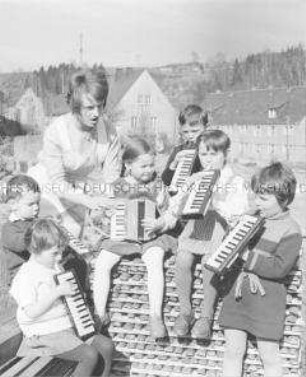 Kinder testen Instrumente aus der Fertigung des VEB Klingenthaler Harmonikawerke