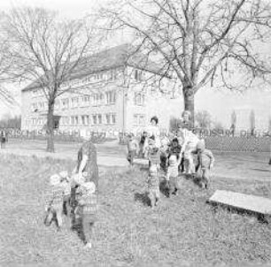 Leben in Falkenstein (Vogtland): Erzieherinnen mit Kindergartengruppen im Freien