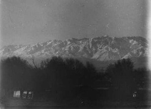 Panorama eines Gebirgszugs : Panorama eines schneebedeckten Gebirgszugs im Tian Shan Hochgebirge
