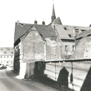 Pegau, Schlossergasse 4. Wohnhaus (um 1850). Straßenansicht mit Baulücke