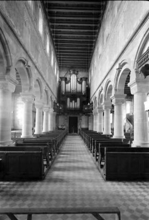 Schwarzach: Romanische Kirche; Längsschiff gegen die Orgel