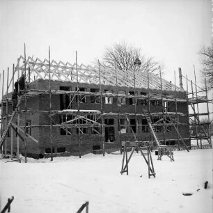 Glashütter Kirchenweg: Richtfest des Rathauses: der Rohbau im Winter