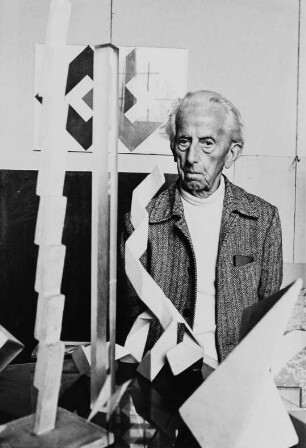 Der Maler Herman Glöckner in seinem Atelier