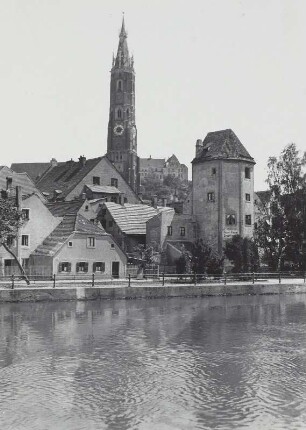 Landshut, Stadt : Landshut. Blick über die Isar auf St. Martinskirche, hinten Burg Trausnitz