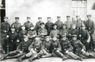 Sachsen. Gruppenbild von Soldaten vor einem Gebäude