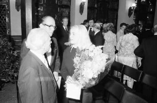 Freiburg: Kaufhaussaal, Konzert und Ausstellung Hortense von Gelmini, Hortense von Gelmini mit Blumen