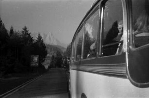 Pieve di Cadore: Gruppe, Blick auf Dolomiten, mit Seitenwand des Autobus, Autobus auf der Straße nach Cortina