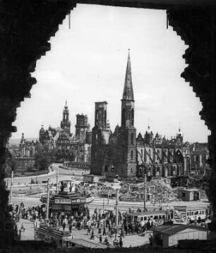 Dresden. Blick aus einer Ruine über die Straßenbahnhaltestellen gegen die zerstörte Sophienkirche