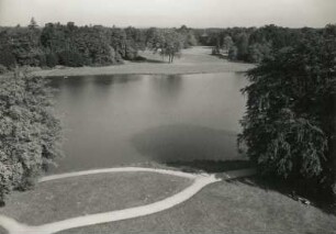 Oranienbaum-Wörlitz, Wörlitzer Park. Blick vom Schloß auf den Großen See, im Hintergrund das Monument und die Straße nach Coswig
