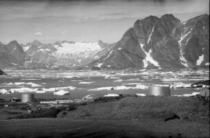 Kap Dan: Fjord mit Benzintank