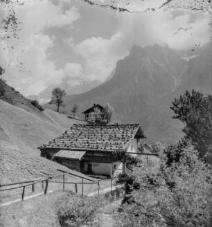 Mittenwald : Mittenwald. Bauernhäuser außerhalb des Ortes. Blick gegen das Karwendelgebirge (Viererspitze)