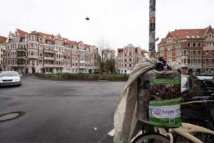 Protestplakat auf einem Mülleimer am Lichtenbergplatz