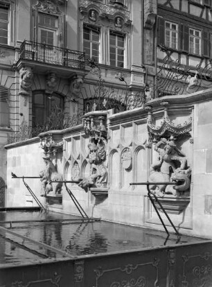 Fischbrunnen mit Pranger — Drei Reliefs: Simson mit dem Löwen kämpfend, heiliger Michael und heiliger Georg