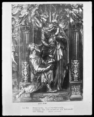 Hintere Schmalseite, Detail: Kniender König vor der Muttergottes mit dem Christuskind