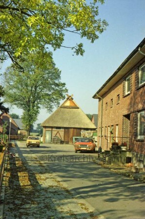 Hauptstraße 34: Kate mit Reetdach: Giebelseite Wirtschaftstrakt: mit Scheunentor, Pferdeköpfe als Giebelzier