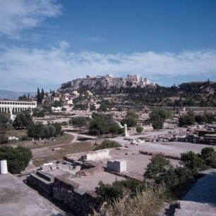 Athen. Tempel des Apollon Patroos. Agorá und Akropolis. Tempel des Apollon Patroos, Metroíon. Links drüben Attalos-Stoa