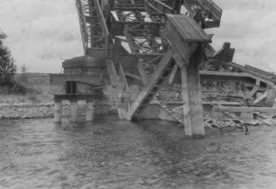 Zerstörte Eisenbahnbrücke Rüdesheim/Rhein