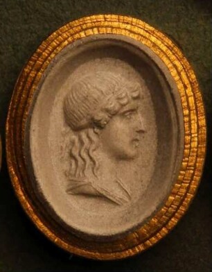 Profilkopf des Apollo mit Diadem im gelockten Haar (Daktyliothek, Erstes Mythologisches Tausend)