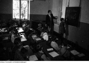 Dresden, Reportage über die Arbeit der freiwilligen Aufbauhelfer, Schüler der Prof.-Dr.-Zeigner-Schule Dresden, November 1953
