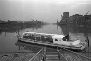 Anschaffung eines neuen Ausflugsbootes, eines Wasseromnibusses, für die Stadt Karlsruhe.