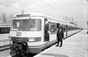 München-Oberwiesenfeld; S-Bahn im Bahnhof Olympiastadion