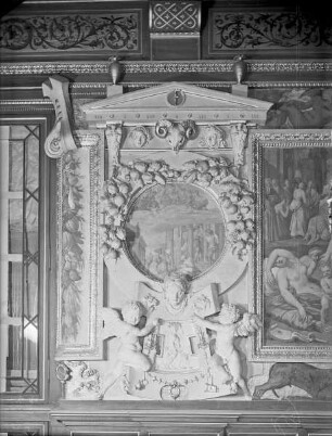 Rundbild mit einer Menschenmenge vor einem Tempel