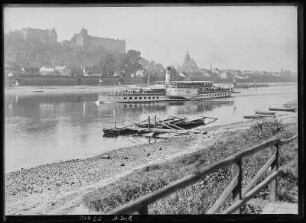 Pirna. Schloss Sonnenstein. Elbe mit Personen-Seitenraddampfer "Dresden" an der Fährstelle Pirna-Posta