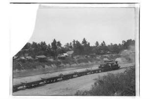 Transportbahn in Phetchaburi : Phetchaburi. Transport von Baumaterial mit dem Bauzug zum Bau der königlichen Villa am Fluss in Petchaburi, 1909