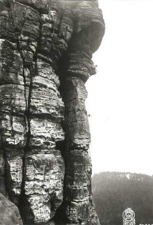 Sächsische Schweiz, Rathener Gebiet. Vorderer Gansfels. Seilschaft Karl Ullrich in der linken Ausstiegsvariante der Südwand (Südwestwand, VIIa)