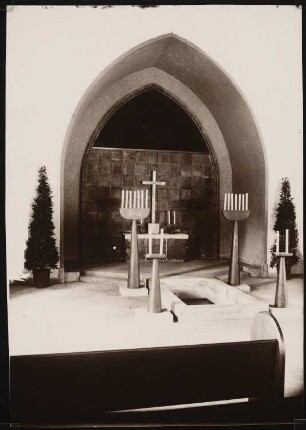 Kapelle auf dem Waldfriedhof Dahlem, Berlin: Innenraum der Kapelle, Aufbahrungsbereich mit Leuchtern