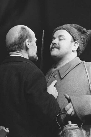 Szenenbilder aus "Der Mann mit dem Gewehr", Schauspiel von Nikolai Pogodin. Deutsches Theater Berlin, 12.10.1962
