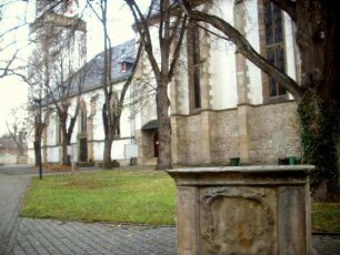 Ansicht von Südosten über Chor (spätgotischer Neubau als Hochchor Jahr 1497-1507) sowie Langhaus (gotischer Neubau Jahr 1420 auf romanischem Vorgänger) in Übersicht