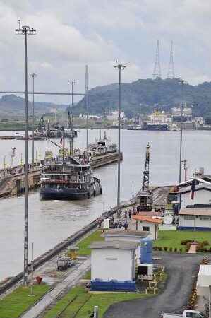 Miraflores-Kanalschleuse Blick nach Osten : Am 80 km langen Panama-Kanal vom Atlantik zum Pazifik können Besucher in der Miraflores-Schleuse die Durchfahrt großer Containerschiffe beobachten. Ein Schiff verlässt die Schleuse Richtung Osten. Aufgenommen am 15. September 2011