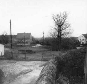 Dresden-Wilschdorf. Ortsteilansicht. Blick über die Kirchhofmauer (Kirchstraße 10) gegen Gehöft am Reineckeweg (Nummer 23?)